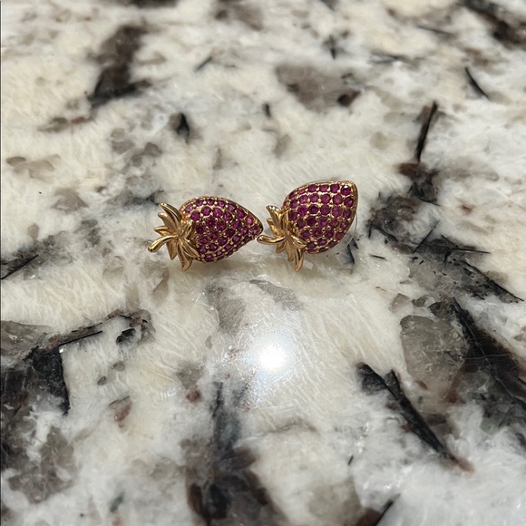 Beautiful Array of Earrings - Picture 5 of 8